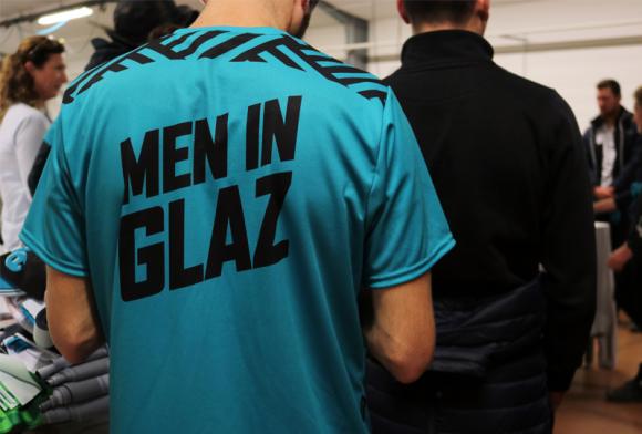 Les Men In Glaz visitent l'atelier de fabrication